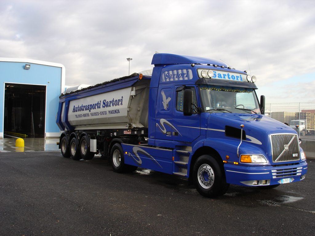 A large blue Autotrasport Sartori truck in front of a bayi, looking clean