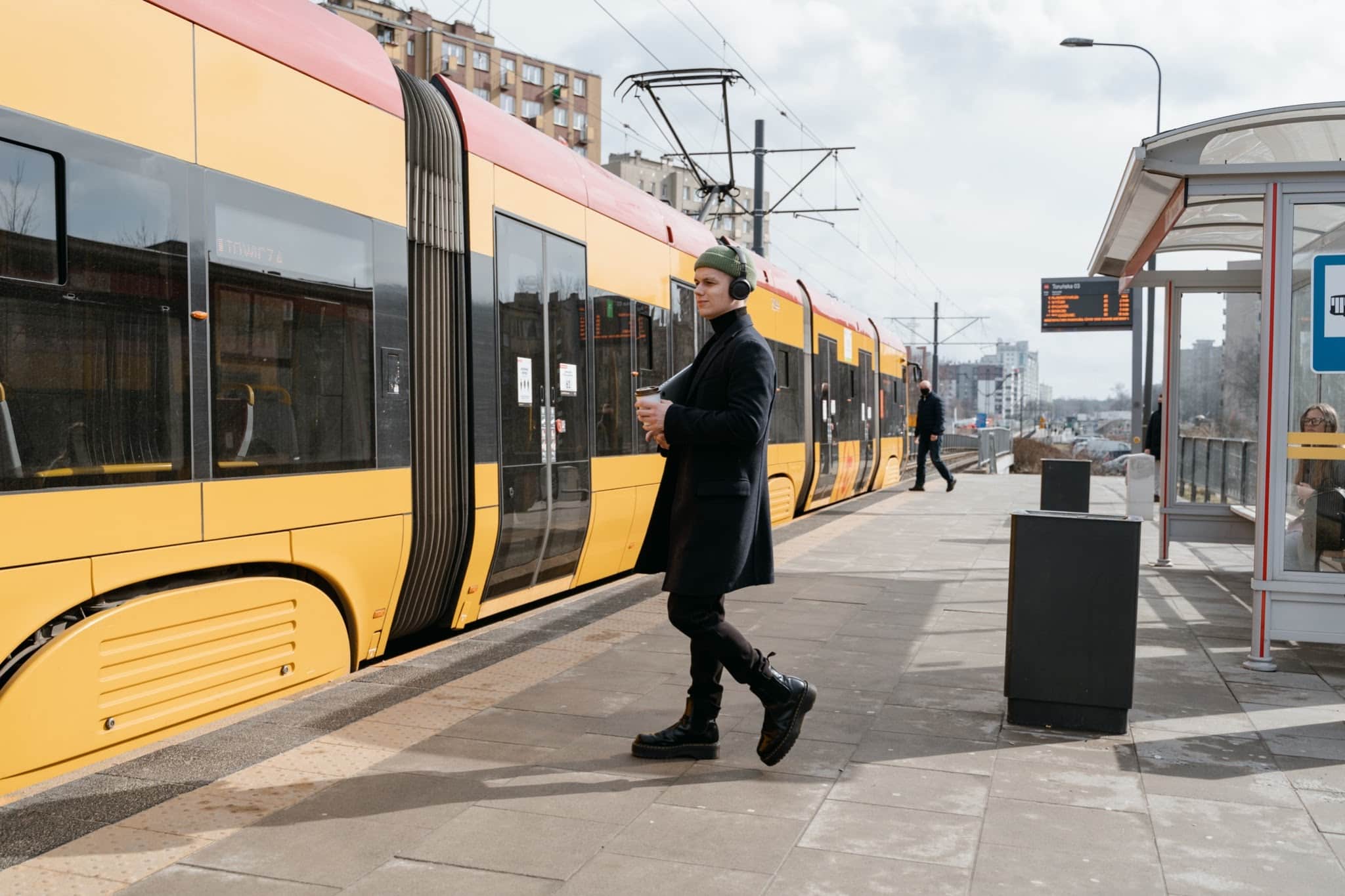 People waiting for city LRT