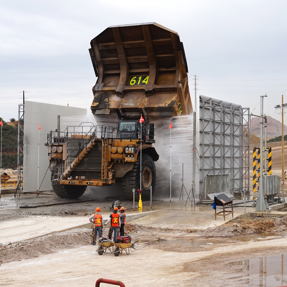 Side Sprays Towers washing under bed of Haul Truck 614, Buenavista del Cobre